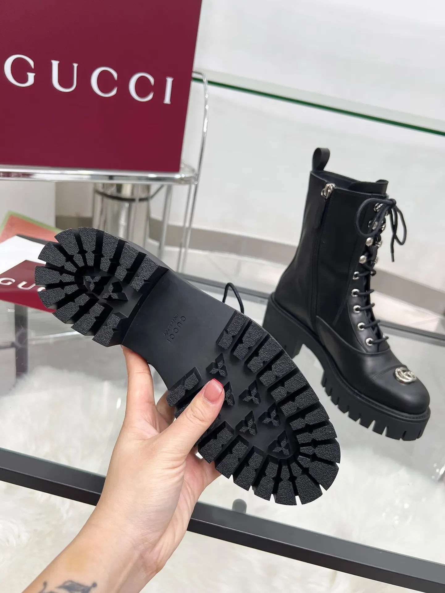 👟👟Ex-factory price 660👟👟 New version of Gucci GUCCI hot sale✅Ankle boots 🎉Very easy to match👍Specially showing retro British style, advanced 3D printing, front Gucci buckle decoration💎LOGO✅ Fabric: imported cowhide🐂 Inner/foot pads: cow lining Color: black green Size: 35-42 {2 heads need to be customized} Heel height: 5cm TPU outsole Packing: Comes with card and cloth bag.